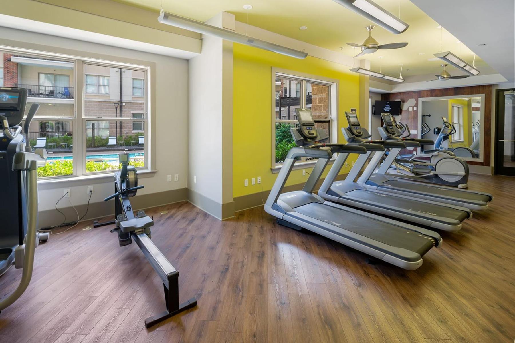 Uptown 4th Ward Luxury Year-round Pool Appartement *