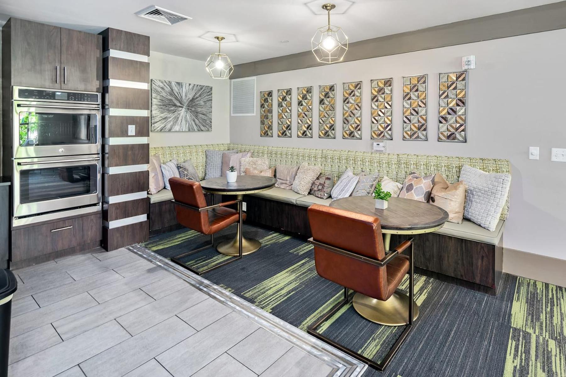 Uptown 4th Ward Luxury Year-round Pool Appartement