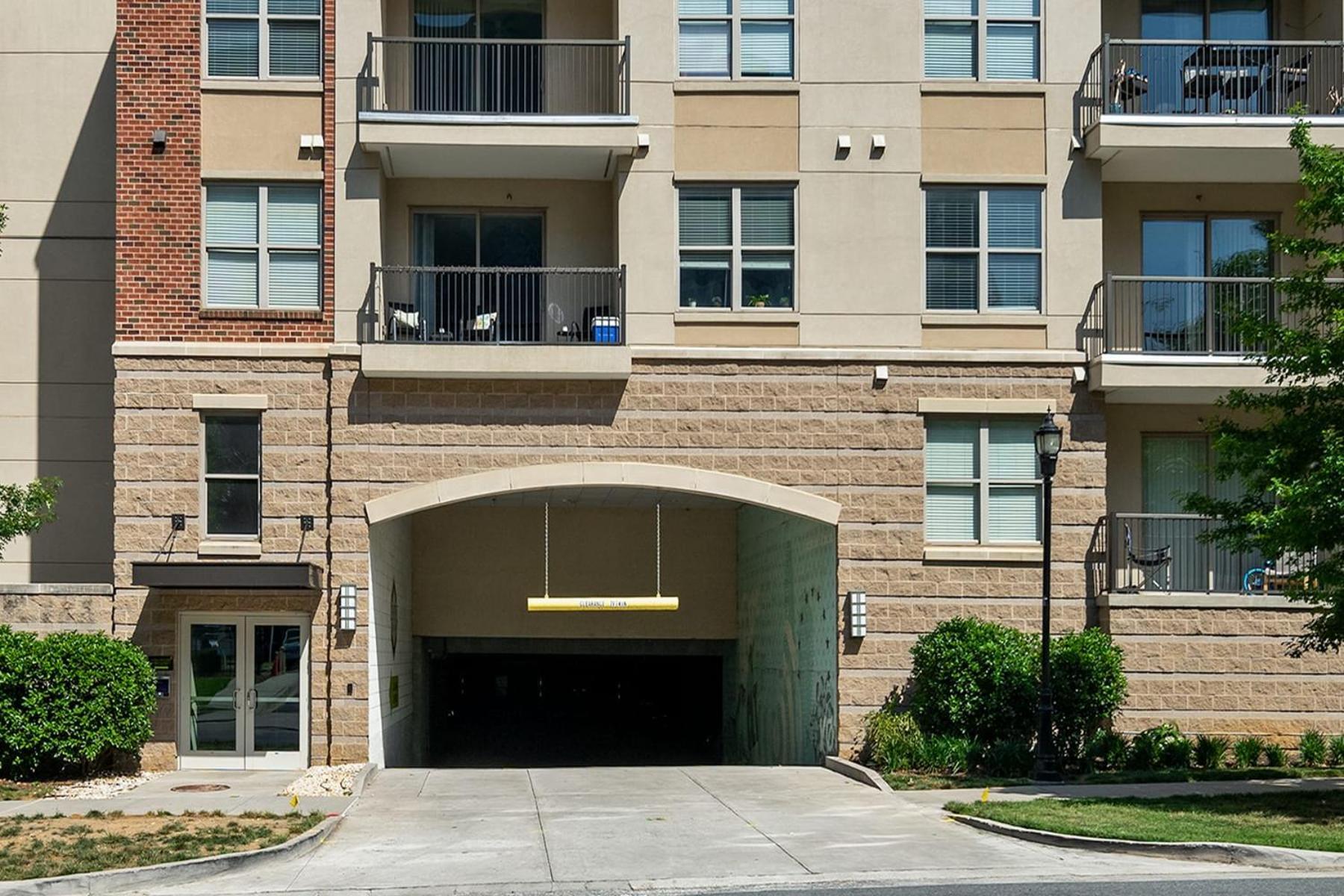 Uptown 4th Ward Luxury Year-round Pool Appartement *